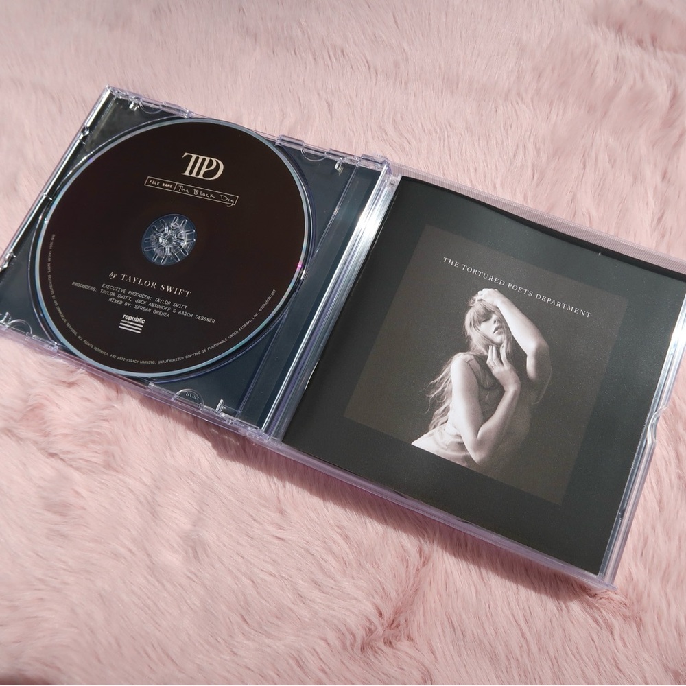 TAYLOR SWIFT, THE TORTURED POET'S
DEPARTMENT: THE BLACK DOG
COLLECTOR'S CD
